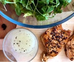 Salát s krůtím masem, hruškou, jablkem a ořechy