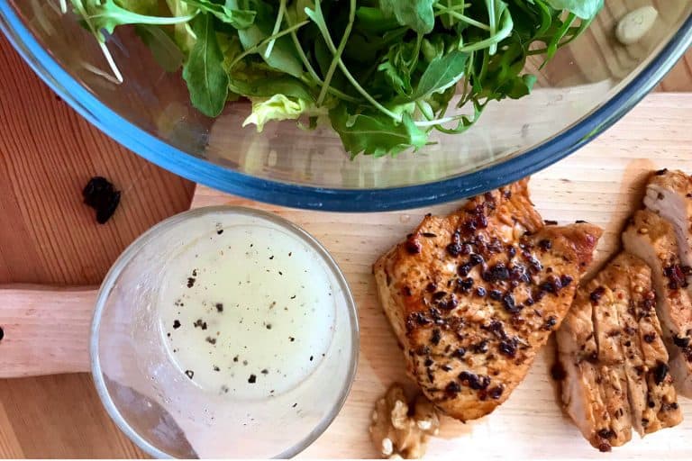 Salát s krůtím masem, hruškou, jablkem a ořechy