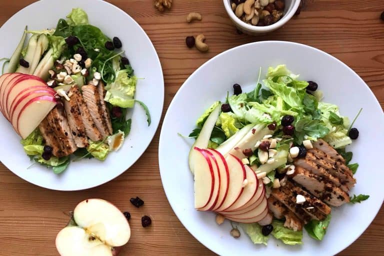 Salát s krůtím masem, hruškou, jablkem a ořechy