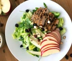 Salát s krůtím masem, hruškou, jablkem a ořechy