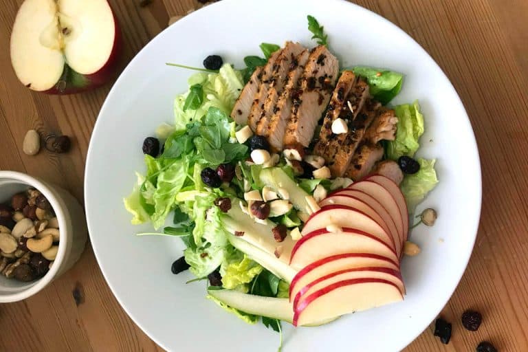 Salát s krůtím masem, hruškou, jablkem a ořechy