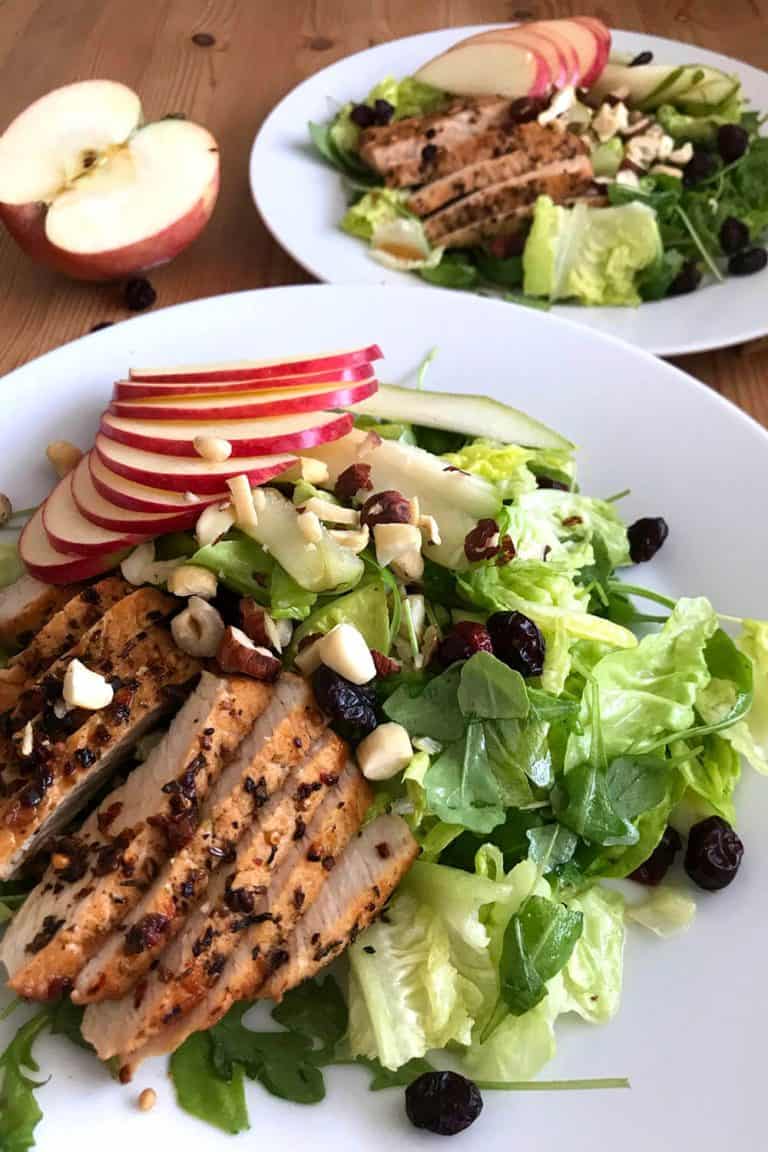 Salát s krůtím masem, hruškou, jablkem a ořechy