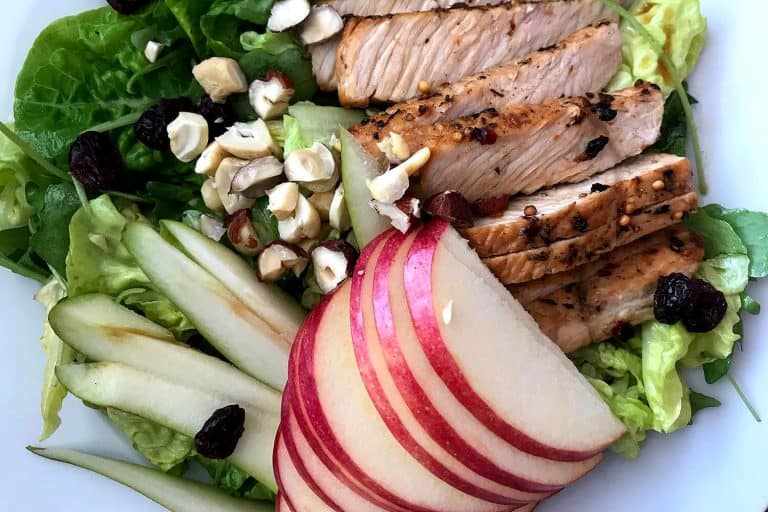 Salát s krůtím masem, hruškou, jablkem a ořechy