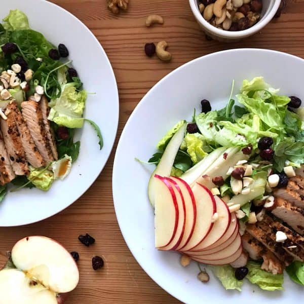 Salát s krůtím masem, hruškou, jablkem a ořechy