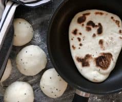 Indický kynutý chléb naan