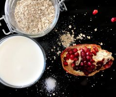 Mandlová ovesná kaše s granátovým jablkem