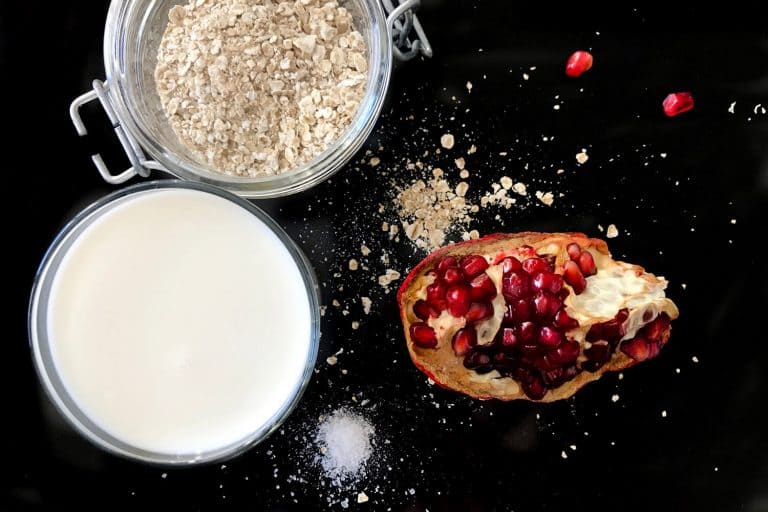 Mandlová ovesná kaše s granátovým jablkem