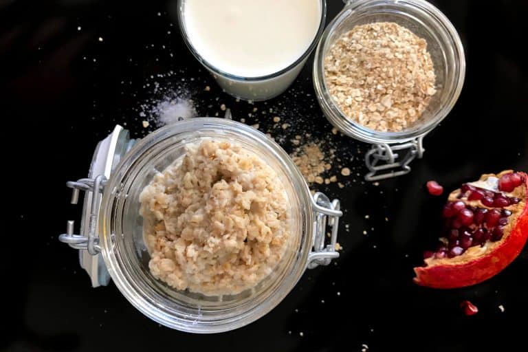 Mandlová ovesná kaše s granátovým jablkem