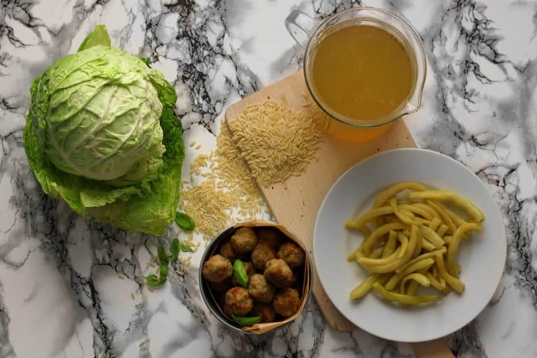 Kapustová polévka s masovými kuličkami s ricottou a parmazánem