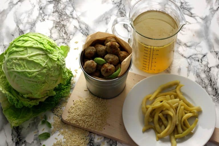 Kapustová polévka s masovými kuličkami s ricottou a parmazánem