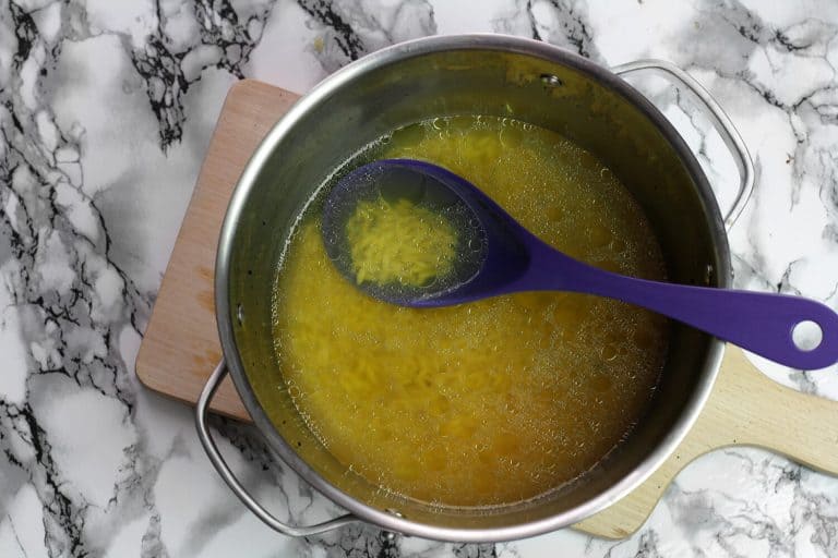 Kapustová polévka s masovými kuličkami s ricottou a parmazánem