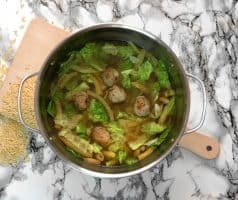 Kapustová polévka s masovými kuličkami s ricottou a parmazánem