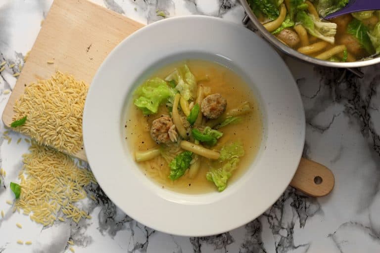 Kapustová polévka s masovými kuličkami s ricottou a parmazánem