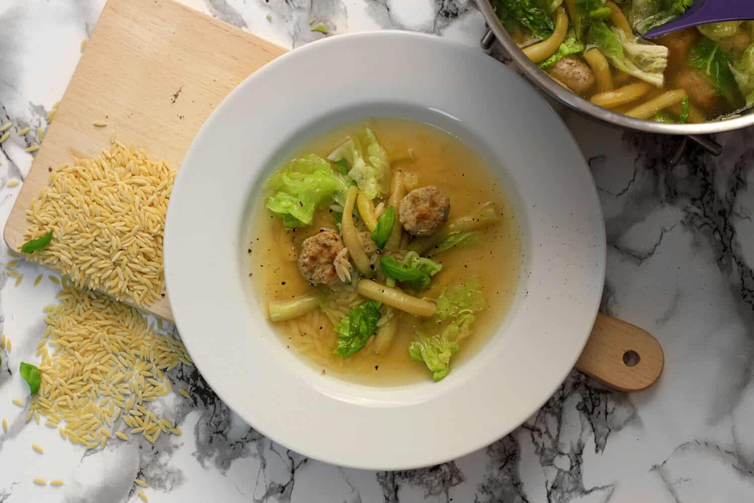 Kapustová polévka s masovými kuličkami s ricottou a parmazánem