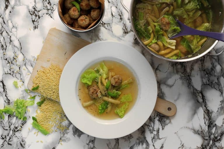 Kapustová polévka s masovými kuličkami s ricottou a parmazánem