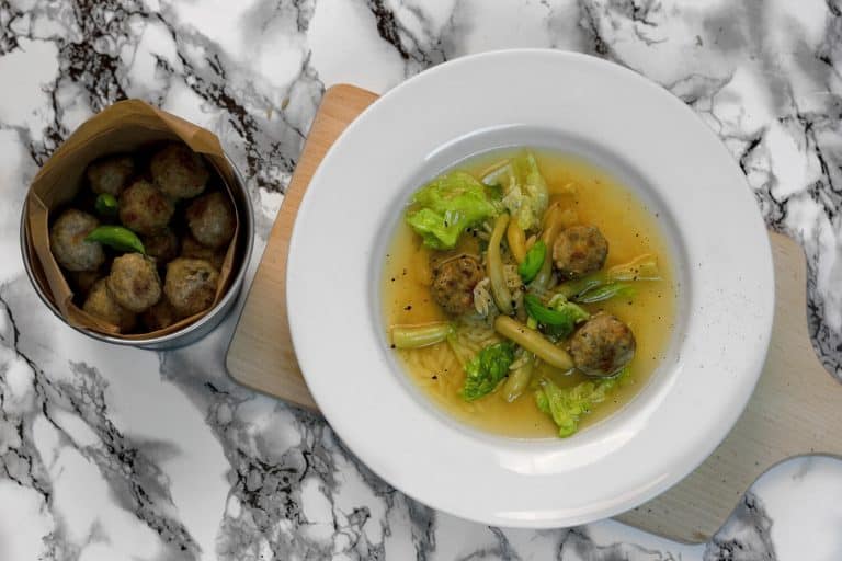 Kapustová polévka s masovými kuličkami s ricottou a parmazánem