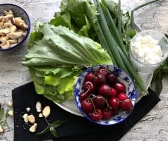 Salát s třešněmi, jablky a sýrem cottage