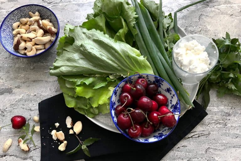 Salát s třešněmi, jablky a sýrem cottage