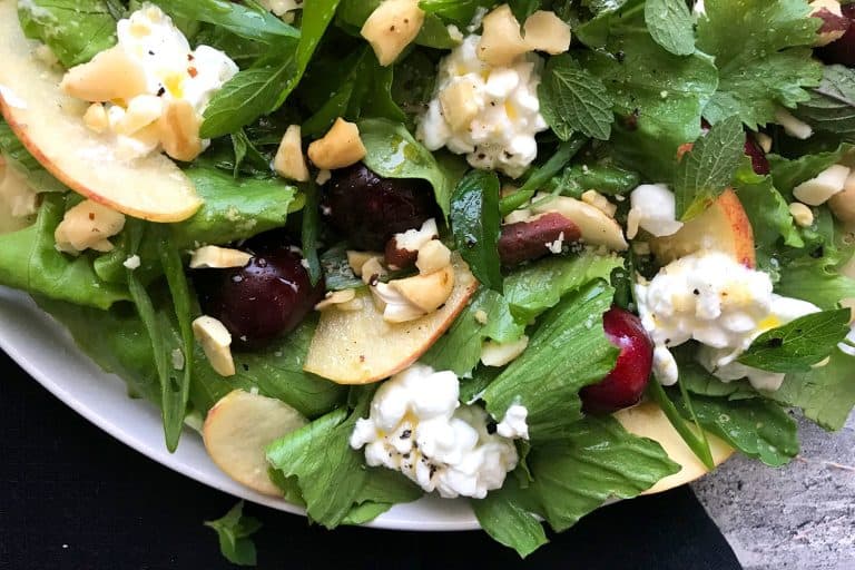 Salát s třešněmi, jablky a sýrem cottage