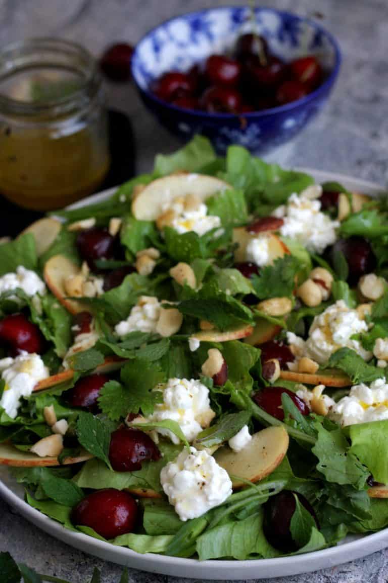 Salát s třešněmi, jablky a sýrem cottage