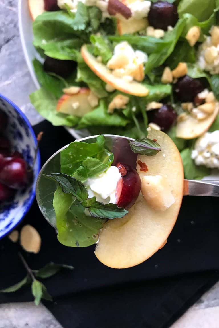 Salát s třešněmi, jablky a sýrem cottage