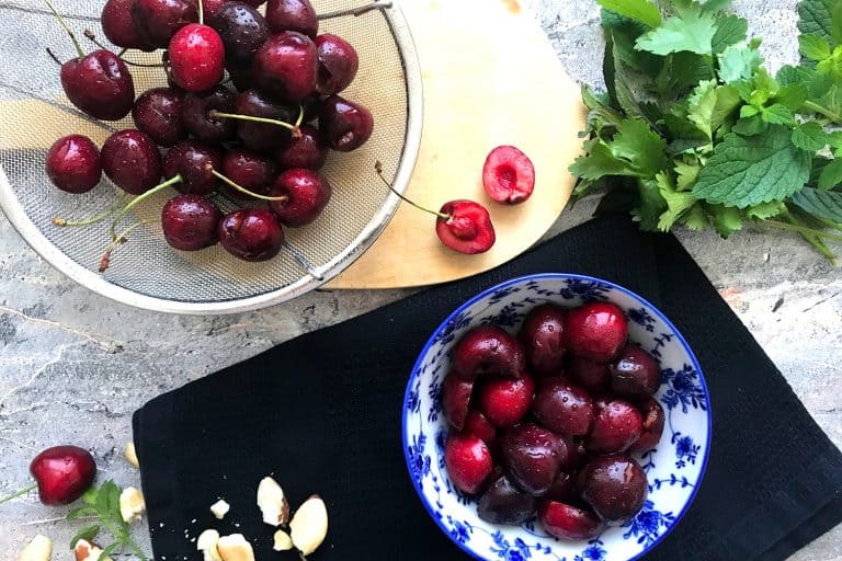 Salát s třešněmi, jablky a sýrem cottage