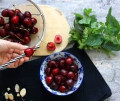 Salát s třešněmi, jablky a sýrem cottage