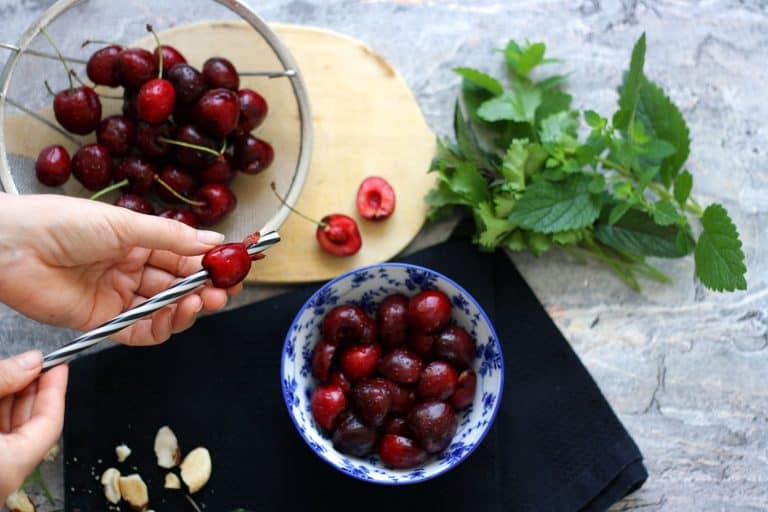 Salát s třešněmi, jablky a sýrem cottage