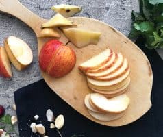 Salát s třešněmi, jablky a sýrem cottage