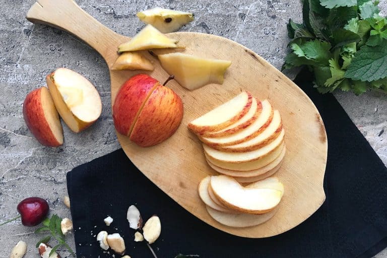 Salát s třešněmi, jablky a sýrem cottage