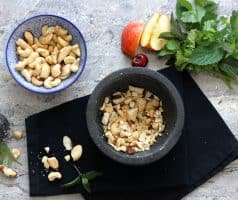 Salát s třešněmi, jablky a sýrem cottage