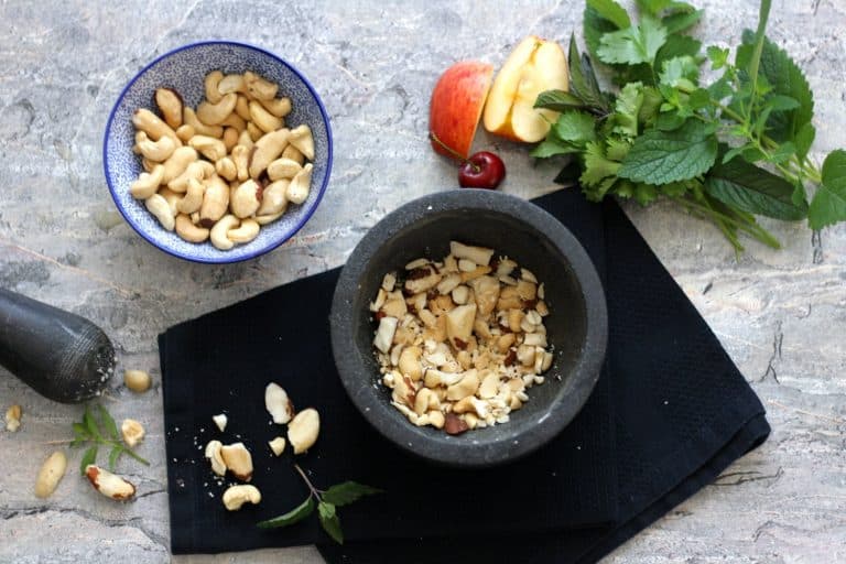 Salát s třešněmi, jablky a sýrem cottage