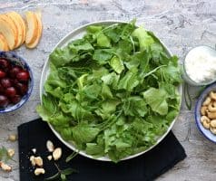 Salát s třešněmi, jablky a sýrem cottage