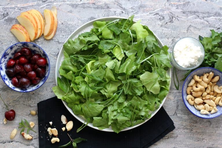 Salát s třešněmi, jablky a sýrem cottage