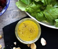 Salát s třešněmi, jablky a sýrem cottage