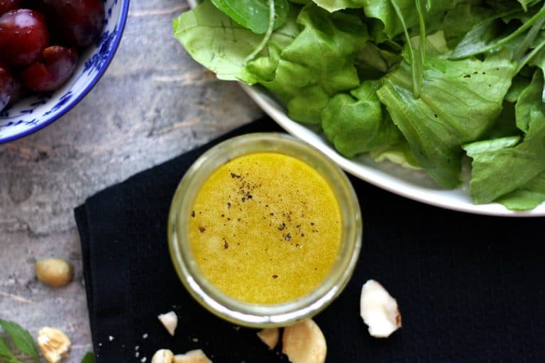 Salát s třešněmi, jablky a sýrem cottage