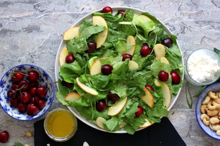 Salát s třešněmi, jablky a sýrem cottage
