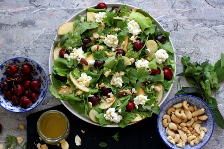 Salát s třešněmi, jablky a sýrem cottage