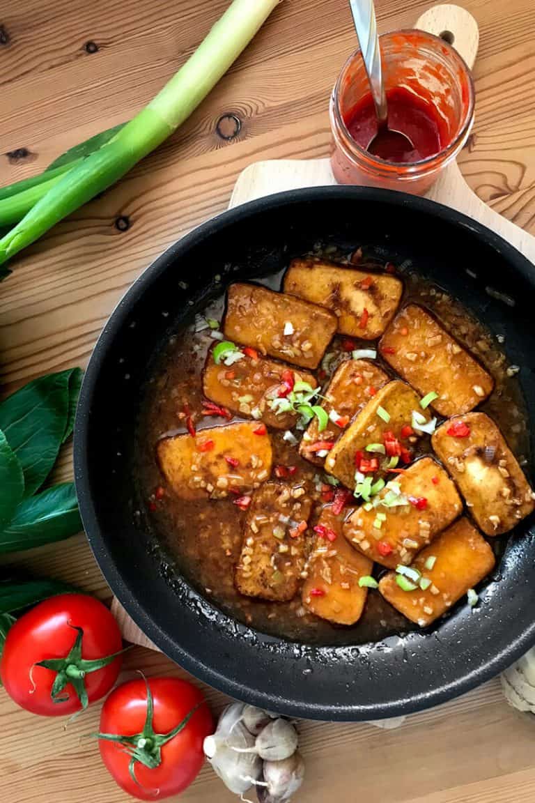 Tofu v sečuánském stylu s rýží a zeleninou