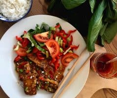 Tofu v sečuánském stylu s rýží a zeleninou