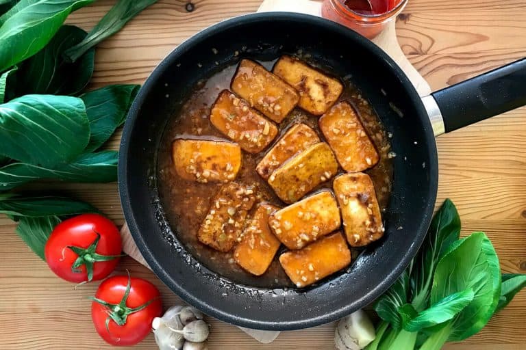 Tofu v sečuánském stylu s rýží a zeleninou