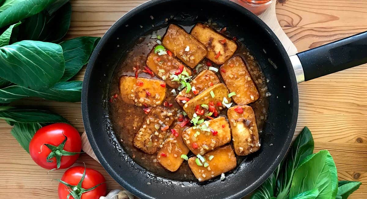Tofu v sečuánském stylu s rýží a zeleninou