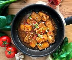 Tofu v sečuánském stylu s rýží a zeleninou