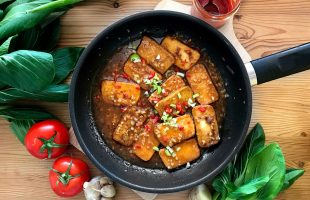 Tofu v sečuánském stylu s rýží a zeleninou