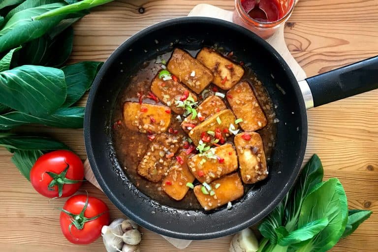 Tofu v sečuánském stylu s rýží a zeleninou