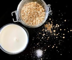 Kokosová ovesná kaše se švestkami a hruškami