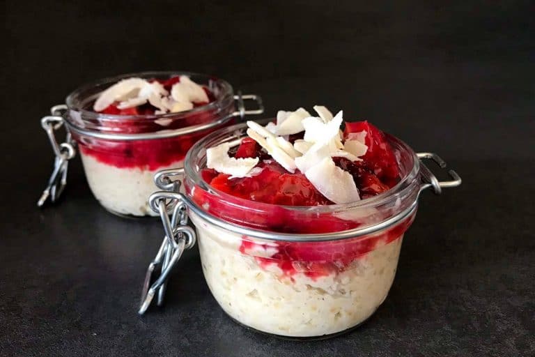 Kokosová ovesná kaše se švestkami a hruškami