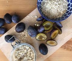 Kokosová ovesná kaše se švestkami a hruškami