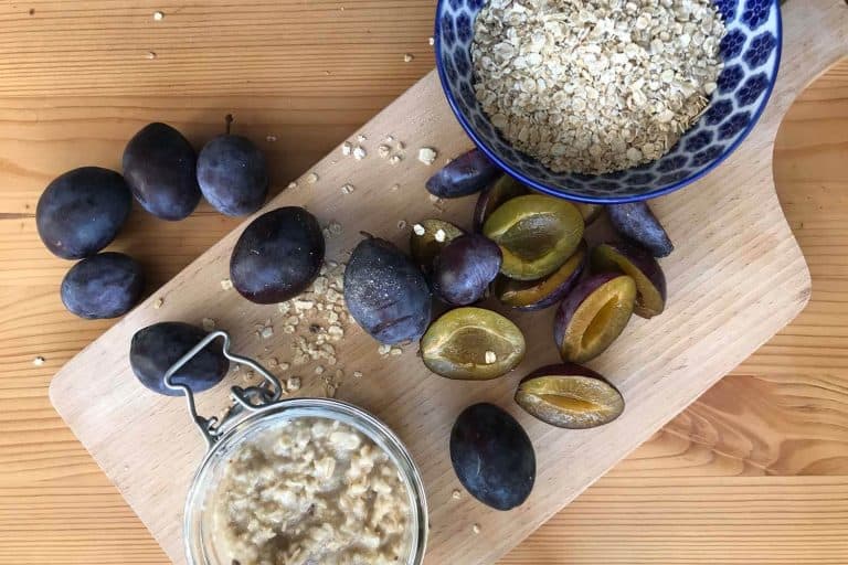 Kokosová ovesná kaše se švestkami a hruškami