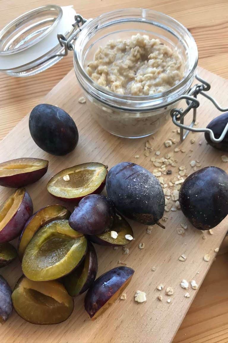 Kokosová ovesná kaše se švestkami a hruškami